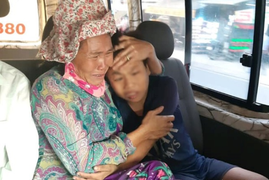 Cuộc đoàn tụ đầy nước mắt ngày giáp Tết của mẹ con người bán vé số