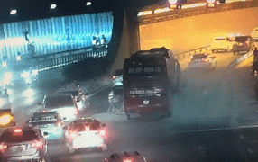 Xe giường nằm bốc khói mù mịt ở cửa hầm Thủ Thiêm