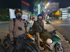 Hàng nghìn người đi xe máy xuyên đêm vượt 500-800km về quê đón Tết