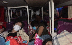 Xe khách 46 chỗ nhồi nhét đến 99 hành khách