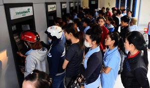 Cuối năm, ATM liên tục tắc nghẽn, không rút được tiền