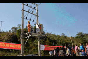 Gần 200 hộ dân xã Nậm Chua đón điện ngay trước thềm Tết Canh Tý 2020