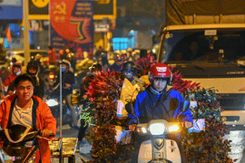 Hà Nội kẹt xe hàng km từ mờ sáng 28 Tết