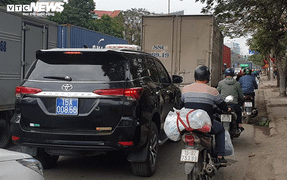 Ảnh: Xe biển xanh, biển đỏ đua nhau lấn làn xe máy trên cung đường 'tử thần' Hải Phòng