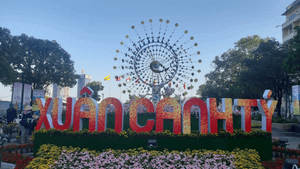 Đường hoa Nguyễn Huệ lộng lẫy trước Tết Nguyên đán