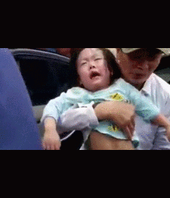 Bố bỏ quên chìa khoá, 2 bé gái ở Hà Tĩnh bị mắc kẹt hoảng loạn trong ô tô