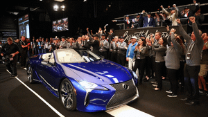 Đấu giá Lexus LC500 Convertible bản thương mại đầu tiên 