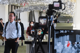 Người phụ nữ Trung Quốc uống thuốc hạ sốt, trốn sàng lọc viêm phổi do virus corona ở sân bay Pháp