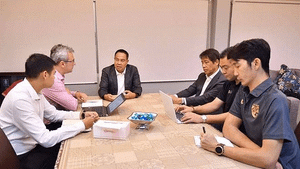 HLV Nishino nhận lương cao gấp đôi HLV Park Hang Seo