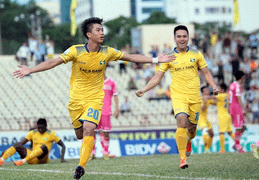 Cầu thủ Việt Nam được thưởng Tết: Kẻ phơi phới, người thở dài 