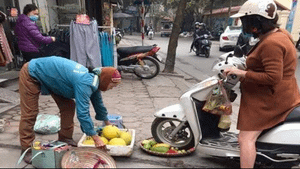 Đằng sau sự phẫn nộ với bức ảnh cô gái bụng bầu cán mẹt trái cây hàng rong
