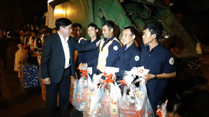 Bí thư Đắk Lắk tặng quà cho lao công trong đêm