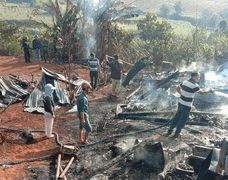 Nhà cháy rụi ngày 30 Tết, 10 mẹ con thoát chết kỳ diệu