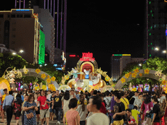 Người TP.HCM đổ ra đường chờ đón giao thừa Tết Canh Tý