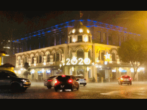 Hà Nội mưa xối xả đêm Giao thừa, phố biến thành sông, các điểm vui chơi vắng hoe