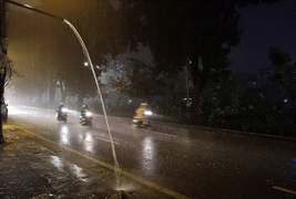 Video: Hà Nội mưa xối xả đêm Giao thừa