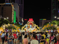 Video: Người TP.HCM rộn ràng ra đường đón Giao thừa Tết Canh Tý