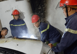 Đang đỗ trong sân, ô tô bốc cháy dữ dội ngày đầu năm mới Canh Tý