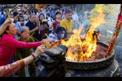 Xếp hàng chờ gõ chuông ngày đầu năm