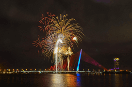 Ảnh: Mặt nước, bầu trời lộng lẫy pháo hoa mừng năm mới Canh Tý 2020
