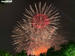 TRỰC TIẾP: Người dân đổ về điểm bắn pháo hoa đón Giao thừa năm mới Canh Tý