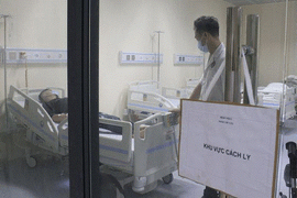 Hà Nội: Cách ly nam bệnh nhân trở về từ Trung Quốc sốt cao, nhập viện đêm Giao thừa