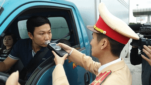 Video: Các bước kiểm tra nồng độ cồn không lây lan virus corona