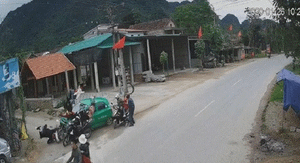 Taxi phóng tốc độ cao tông trúng 11 người đang đi chúc Tết