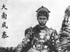 Vị vua nước Việt lên ngôi ngày mùng 2 Tết