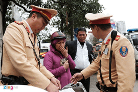 Bị xử phạt vi phạm nồng độ cồn, tài xế đòi tặng xe cho CSGT