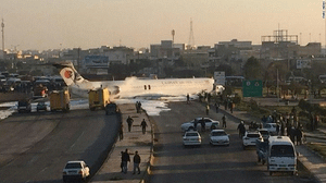 Máy bay chở 135 người 'hạ cánh' giữa cao tốc, choán hết lối đi