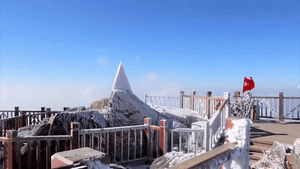 Băng giá phủ trắng 'nóc nhà Đông Dương' sáng mùng 3 Tết