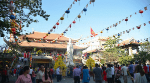 Người dân đi lễ chùa cầu an đầu năm mới ở TP.HCM