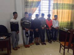 Bị xử lý vì đốt pháo, nhóm thanh niên lao vào đánh tới tấp công an