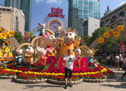 Người dân đổ xô về du xuân đầu năm ở Đường hoa Nguyễn Huệ 