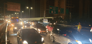 Đường về Hà Nội ùn tắc tới khuya, CSGT căng mình phân luồng đêm mùng 4 Tết