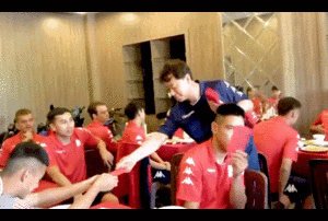 HLV Chung Hae Seong lì xì cầu thủ CLB TP.HCM 