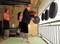 Người Thái phía Tây Nghệ An đánh cồng chiêng mừng năm mới Canh Tý 2020