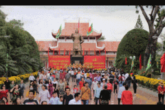 Hàng nghìn người đổ về Bảo tàng Quang Trung kỷ niệm Chiến thắng Ngọc Hồi - Đống Đa