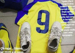 Cầu thủ gốc Trung Quốc khóc vì bị rủa dính virus corona