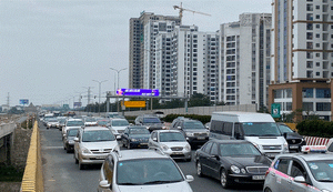 Video: Cao tốc Pháp Vân - Cầu Giẽ tắc cứng 10km, CSGT yêu cầu xả trạm