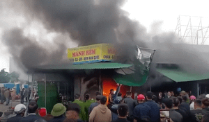 Chợ huyện ở Nghệ An bốc cháy dữ dội, nhiều ki ốt bị lửa thiêu rụi