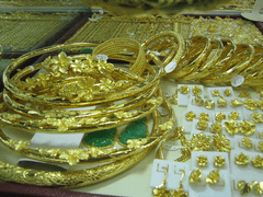 Lo ngại virus corona, giá vàng đầu năm tăng dựng đứng