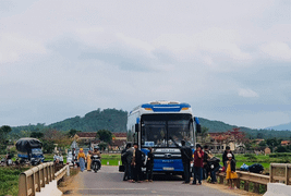 Xe khách tông mạnh xe máy đi cùng chiều, người đàn ông bị cán chết ngày mùng 4 Tết