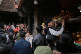 Hàng vạn người chen chân 'vay nợ' Bà Chúa Kho ngày mùng 5 Tết