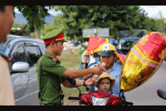 CSGT đất võ Bình Định phát nước cho khách dự lễ kỷ niệm chiến thắng của vua Quang Trung