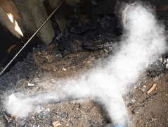 Tẩm xăng tự thiêu để ngăn bố dẫn bạn về nhà đánh bạc