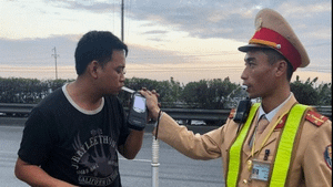 Phạt 35 triệu đồng, tước giấy phép 23 tháng tài xế vi phạm nồng độ cồn ở Hải Dương 