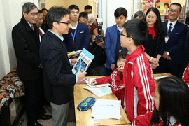 Phó Thủ tướng Vũ Đức Đam 'lì xì' đặc biệt cho học sinh Hà Nội