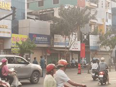 Vây bắt thanh niên cầm vật giống lưu đạn cố thủ trong nhà ở TP.HCM